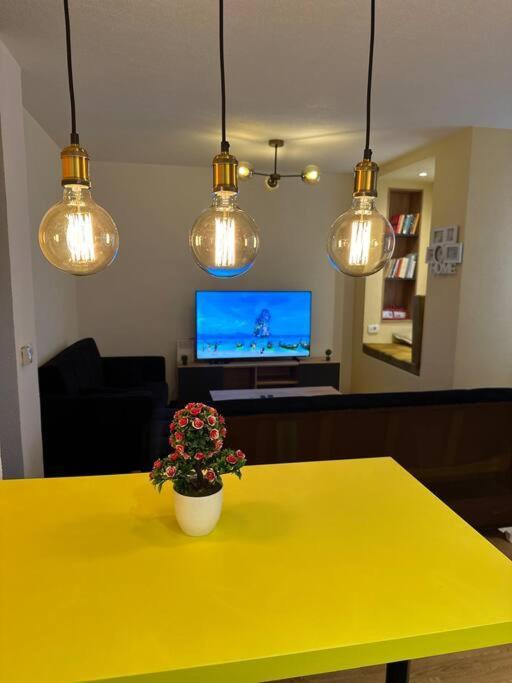 Ora-Prn,Peaceful Central Apartment Pristina Kültér fotó