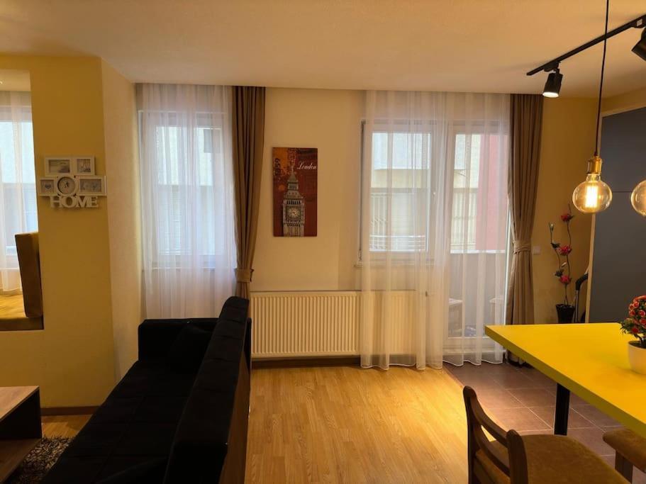 Ora-Prn,Peaceful Central Apartment Pristina Kültér fotó